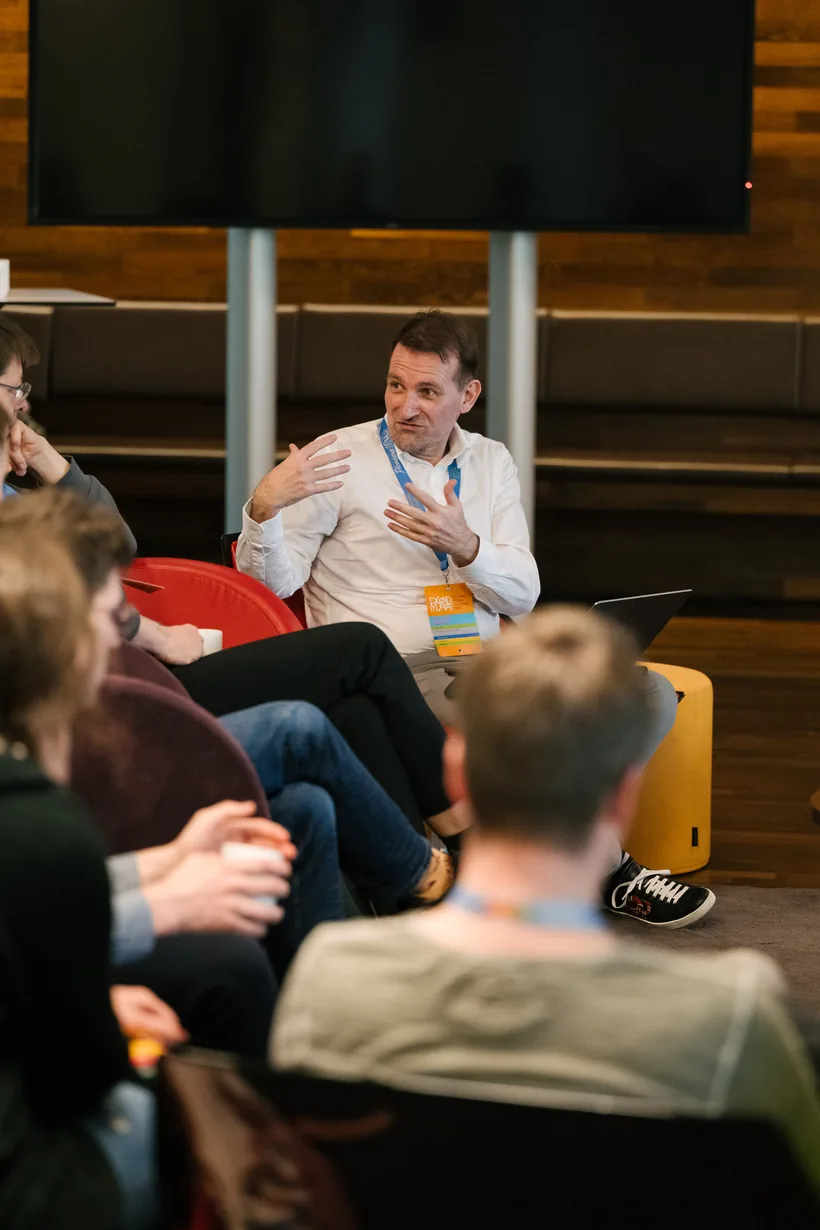 Alexander C. S. Hendorf in der Diskussion mit Praktikern aus fünf regulierten Branchen während der Problem Clinic, PyCon DE & PyData 2026, Darmstadt