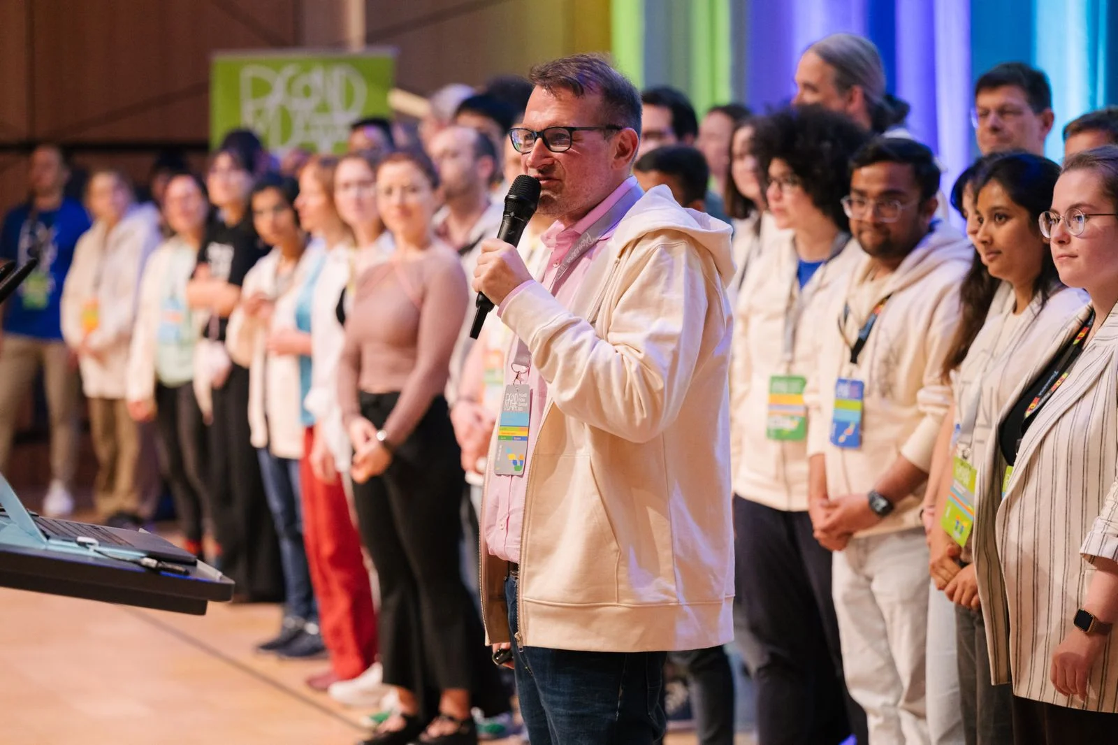 Alexander Hendorf auf der Bühne der PyCon DE & PyData-Konferenz