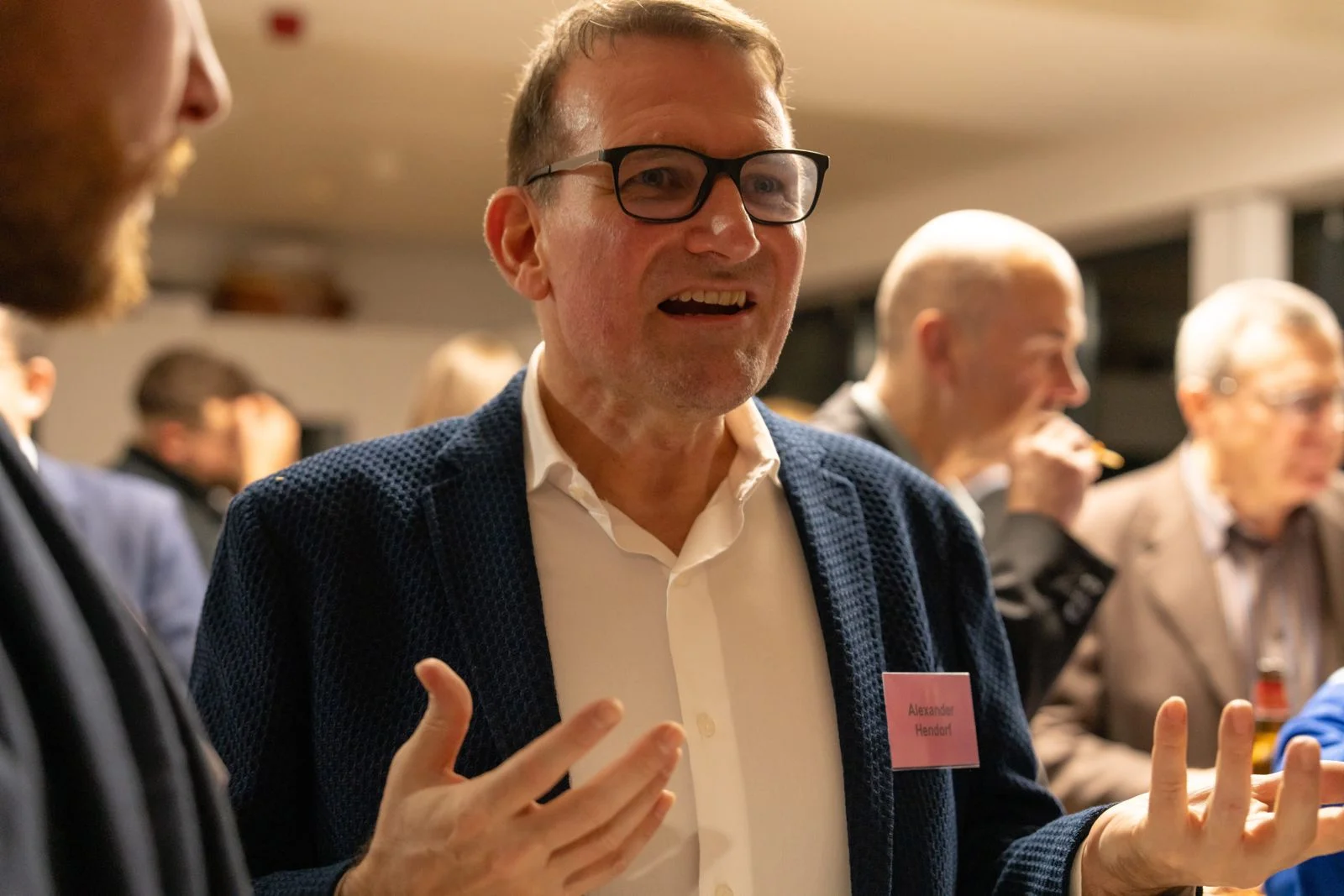 Alexander Hendorf im Gespräch beim Networking auf einer Technologiekonferenz