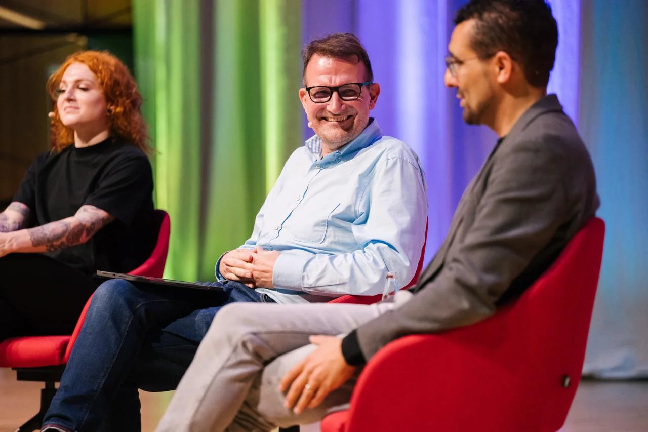 Alexander C.S. Hendorf moderiert ein Panel mit Ines Montani, Walid Mahanna und Dr. Alexander Beck bei der PyCon DE